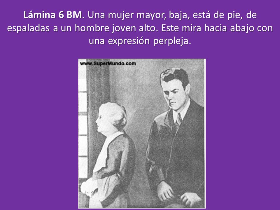 Lámina 6 BM. Una mujer mayor, baja, está de pie, de espaladas a un hombre joven alto.