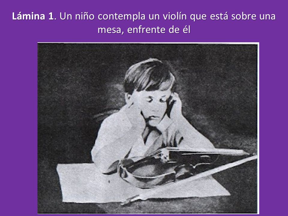 Lámina 1. Un niño contempla un violín que está sobre una mesa, enfrente de él