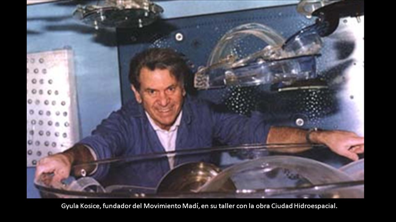 Gyula Kosice, fundador del Movimiento Madí, en su taller con la obra Ciudad Hidroespacial.