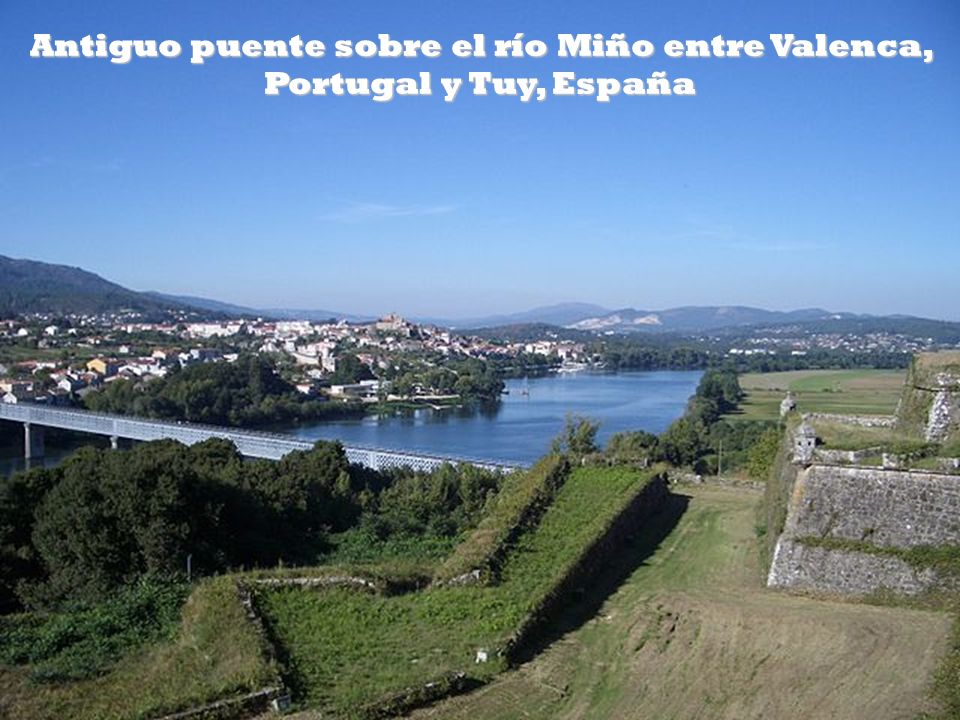 Antiguo puente sobre el río Miño entre Valenca, Portugal y Tuy, España
