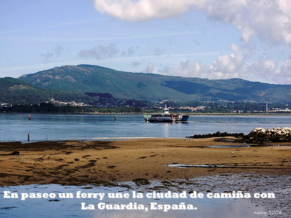 En paseo un ferry une la ciudad de camiña con La Guardia, España.