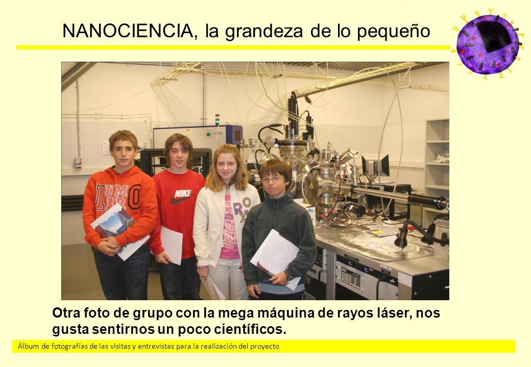 Otra foto de grupo con la mega máquina de rayos láser, nos gusta sentirnos un poco científicos.