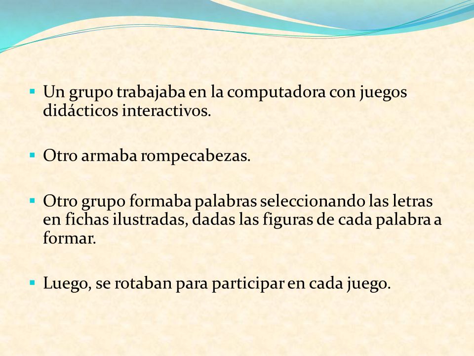 Un grupo trabajaba en la computadora con juegos didácticos interactivos.