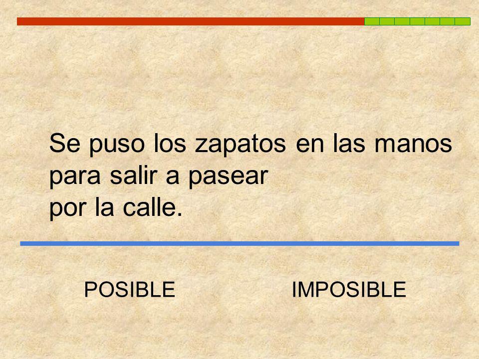 Se puso los zapatos en las manos para salir a pasear por la calle.