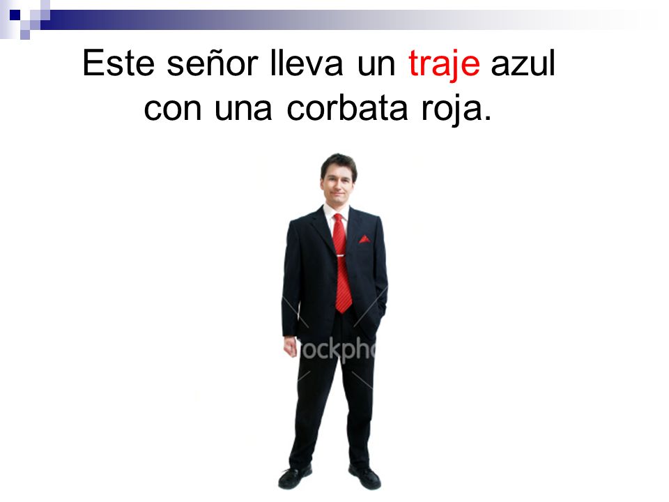 Este señor lleva un traje azul con una corbata roja.