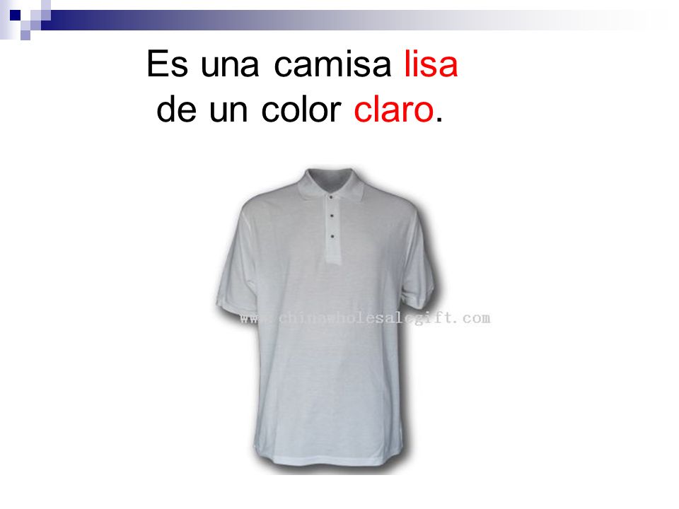 Es una camisa lisa de un color claro.