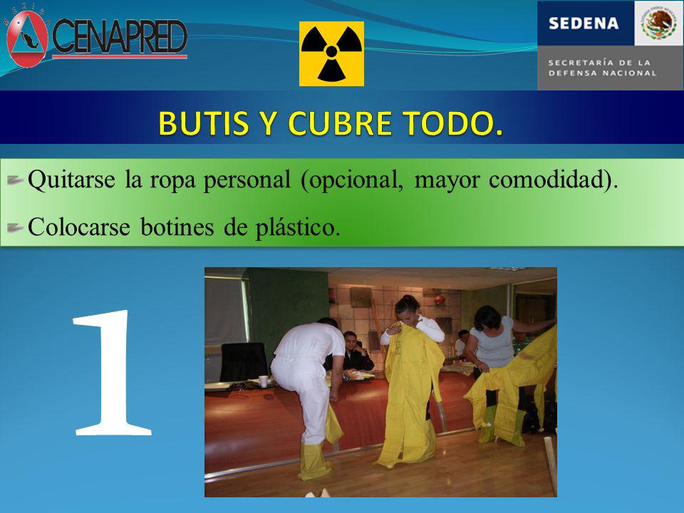 BUTIS Y CUBRE TODO. Quitarse la ropa personal (opcional, mayor comodidad). Colocarse botines de plástico.