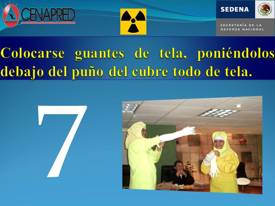 Colocarse guantes de tela, poniéndolos debajo del puño del cubre todo de tela.