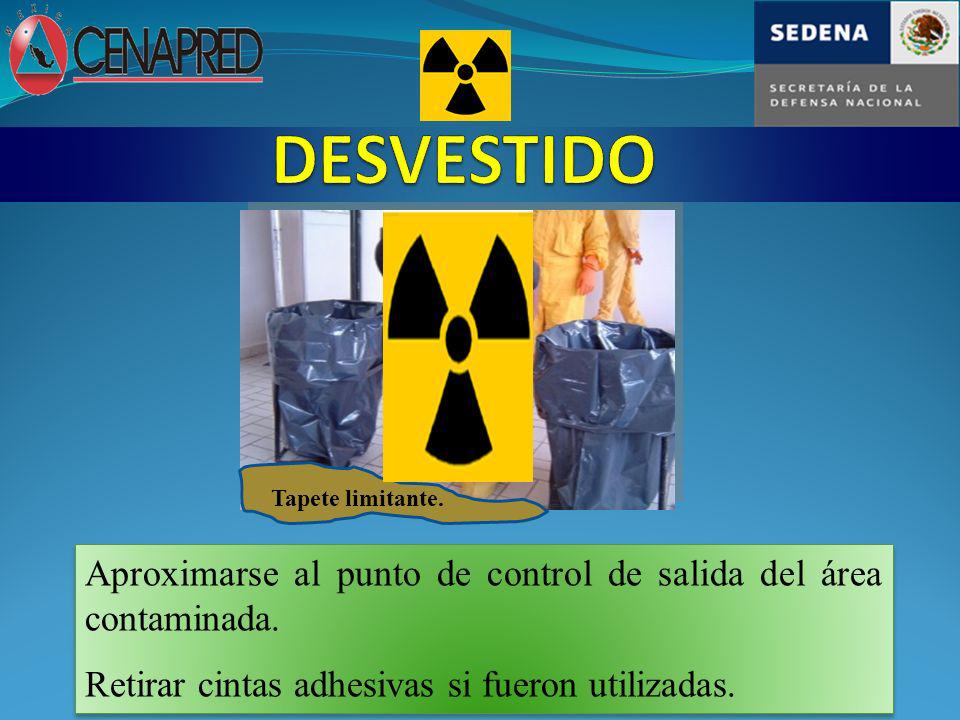 DESVESTIDO Tapete limitante. Aproximarse al punto de control de salida del área contaminada.