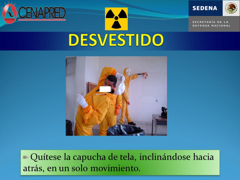 DESVESTIDO Quítese la capucha de tela, inclinándose hacia atrás, en un solo movimiento.