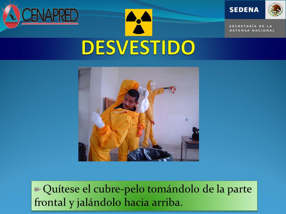 DESVESTIDO Quítese el cubre-pelo tomándolo de la parte frontal y jalándolo hacia arriba.