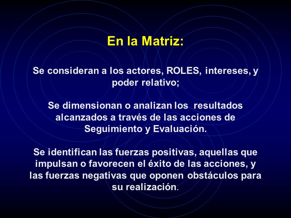Se consideran a los actores, ROLES, intereses, y poder relativo;