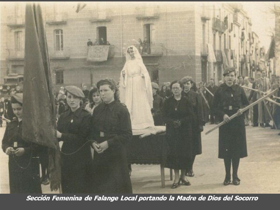 Sección Femenina de Falange Local portando la Madre de Dios del Socorro