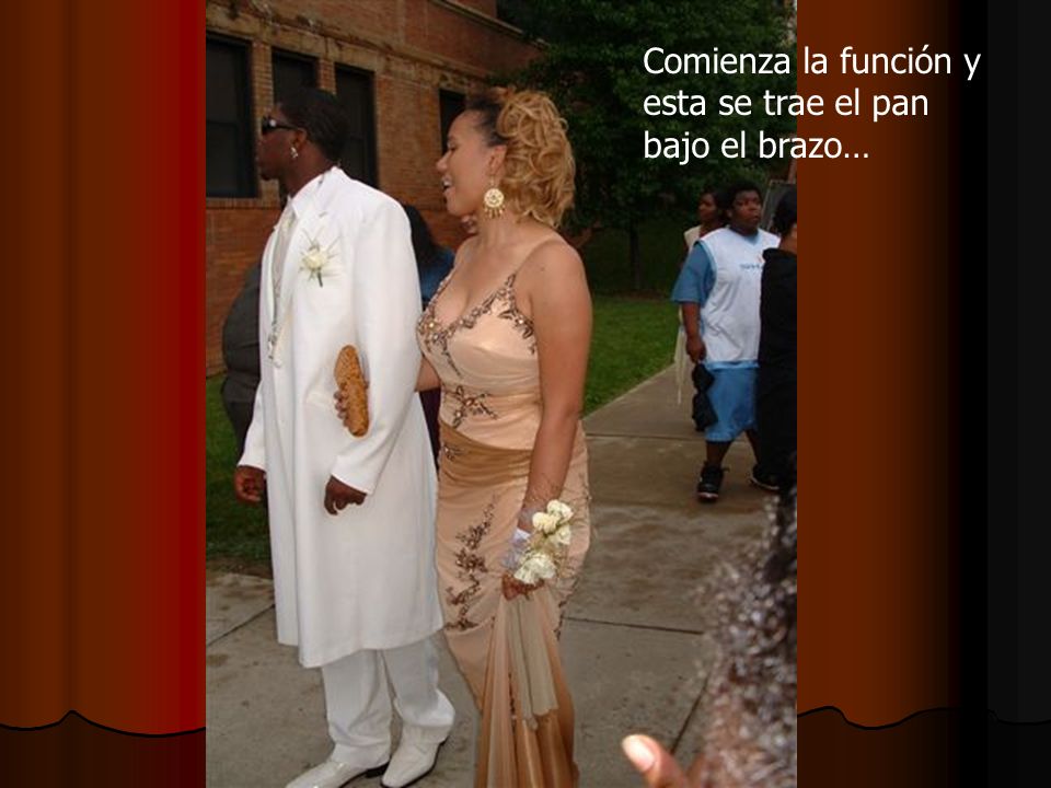 Comienza la función y esta se trae el pan bajo el brazo…