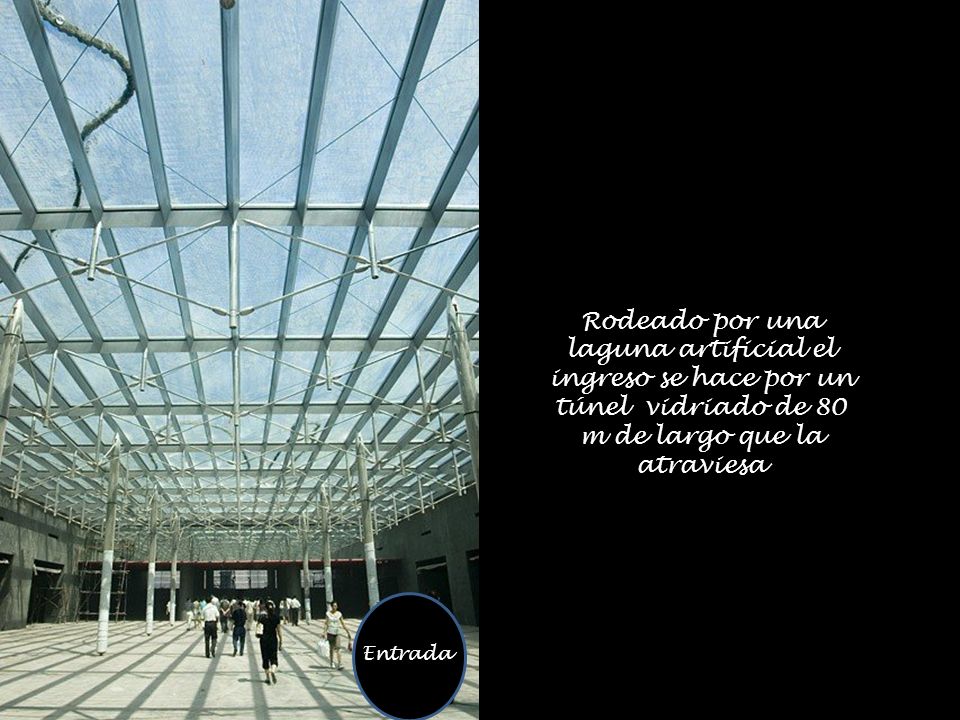 Rodeado por una laguna artificial el ingreso se hace por un túnel vidriado de 80 m de largo que la atraviesa