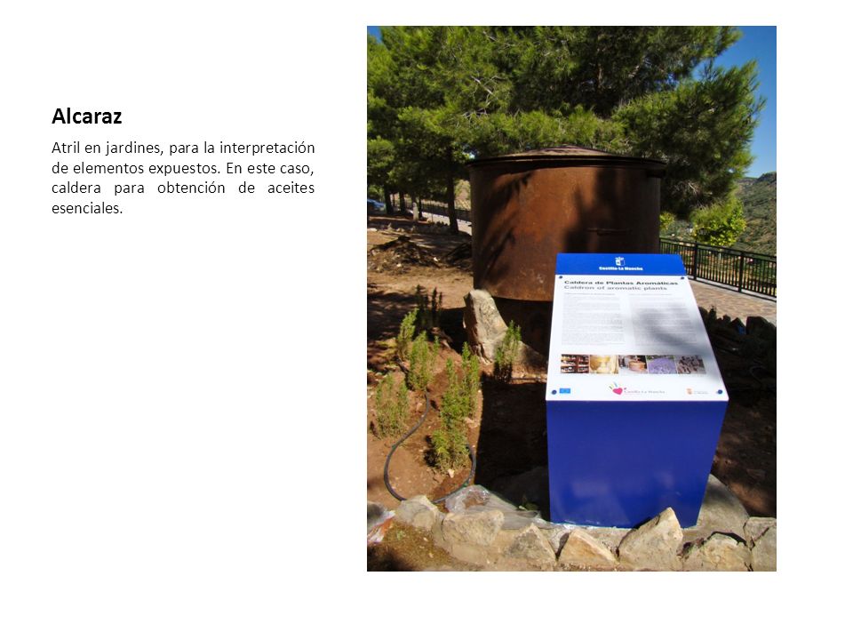 Alcaraz Atril en jardines, para la interpretación de elementos expuestos.