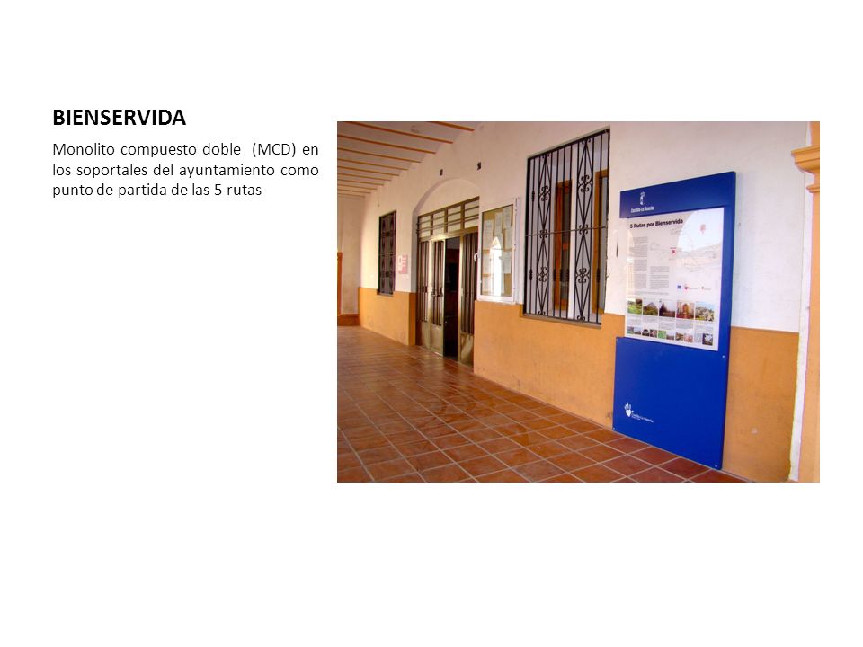BIENSERVIDA Monolito compuesto doble (MCD) en los soportales del ayuntamiento como punto de partida de las 5 rutas.
