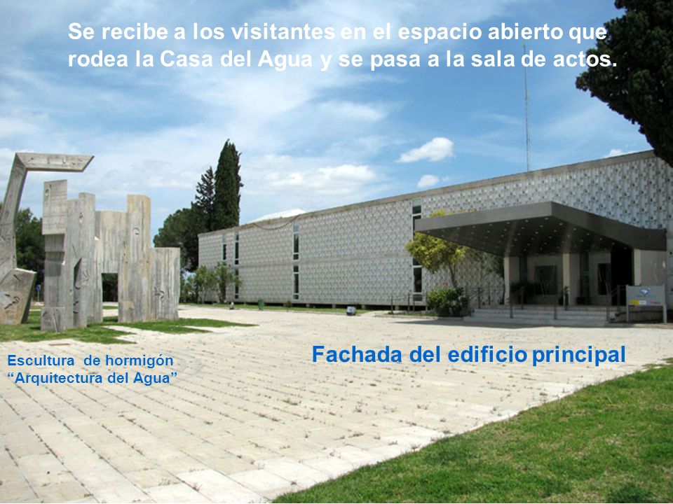 Se recibe a los visitantes en el espacio abierto que