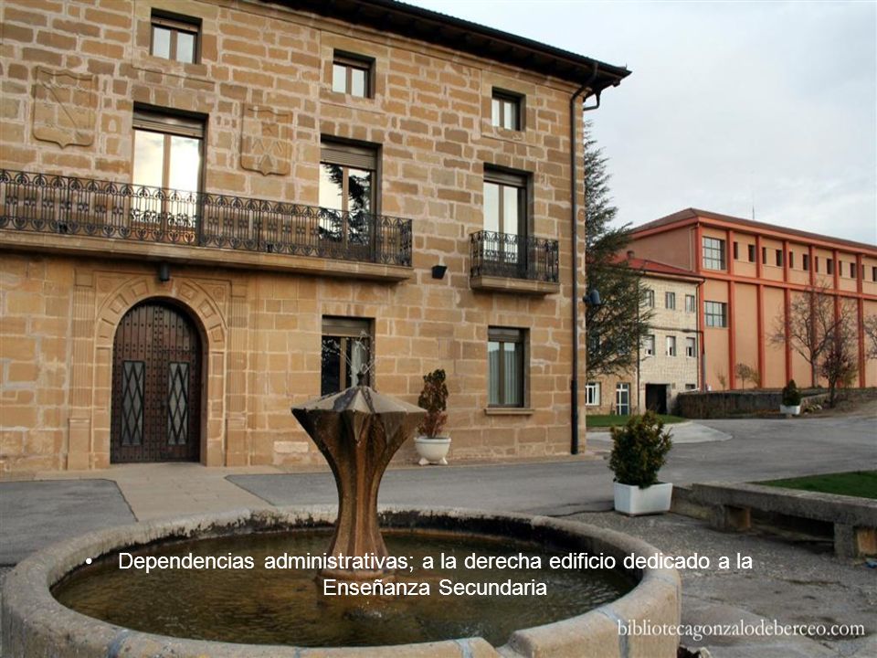 Dependencias administrativas; a la derecha edificio dedicado a la Enseñanza Secundaria