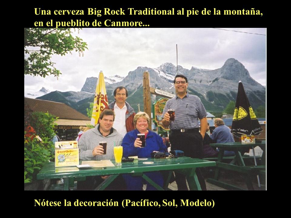 Una cerveza Big Rock Traditional al pie de la montaña, en el pueblito de Canmore...
