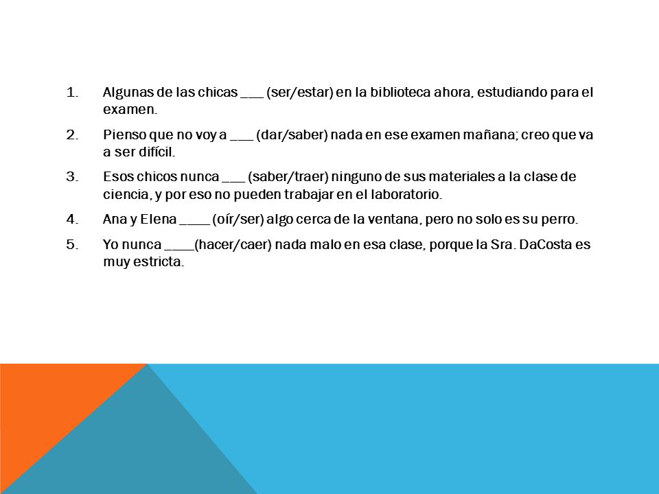 Algunas de las chicas ___ (ser/estar) en la biblioteca ahora, estudiando para el examen.