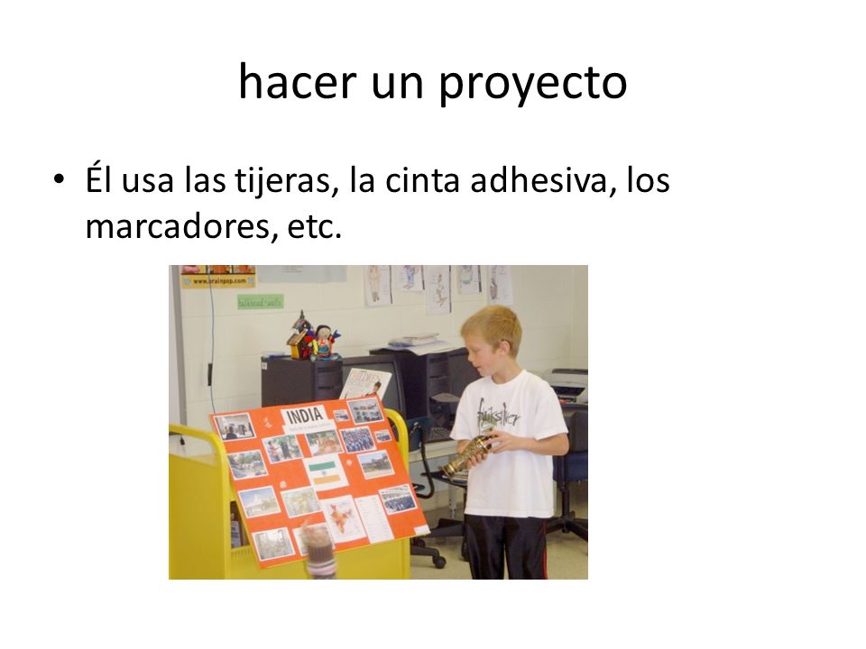hacer un proyecto Él usa las tijeras, la cinta adhesiva, los marcadores, etc.