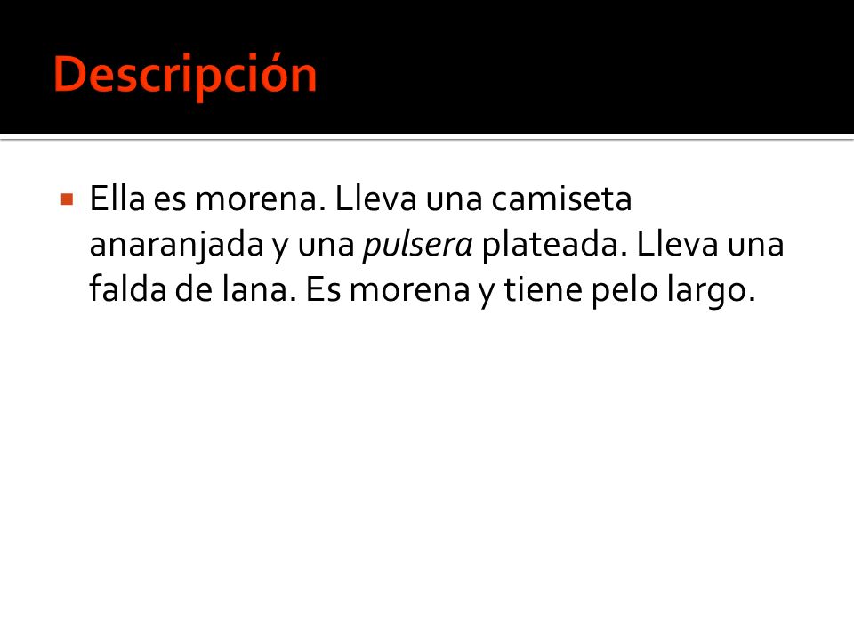 Descripción Ella es morena. Lleva una camiseta anaranjada y una pulsera plateada.