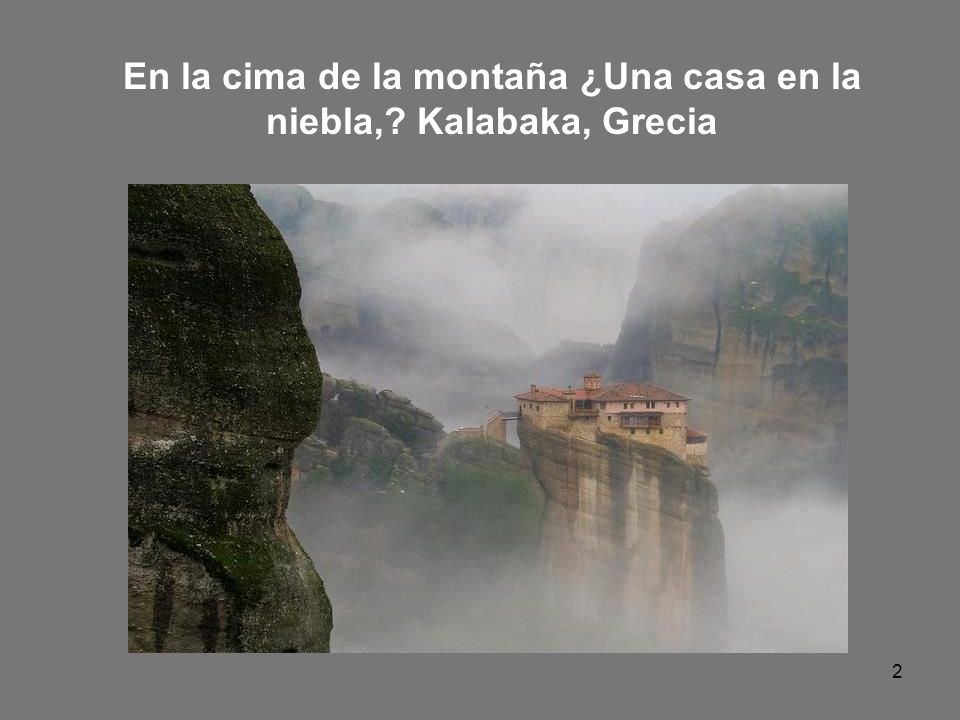 En la cima de la montaña ¿Una casa en la niebla, Kalabaka, Grecia