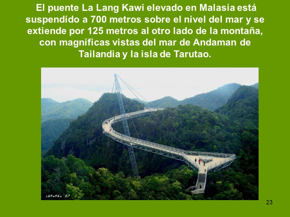 El puente La Lang Kawi elevado en Malasia está suspendido a 700 metros sobre el nivel del mar y se extiende por 125 metros al otro lado de la montaña, con magníficas vistas del mar de Andaman de Tailandia y la isla de Tarutao.