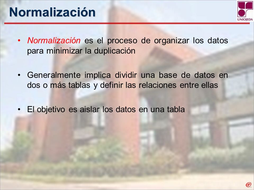 Normalización Normalización es el proceso de organizar los datos para minimizar la duplicación.
