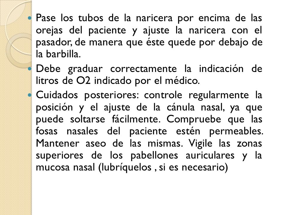 Pase los tubos de la naricera por encima de las orejas del paciente y ajuste la naricera con el pasador, de manera que éste quede por debajo de la barbilla.