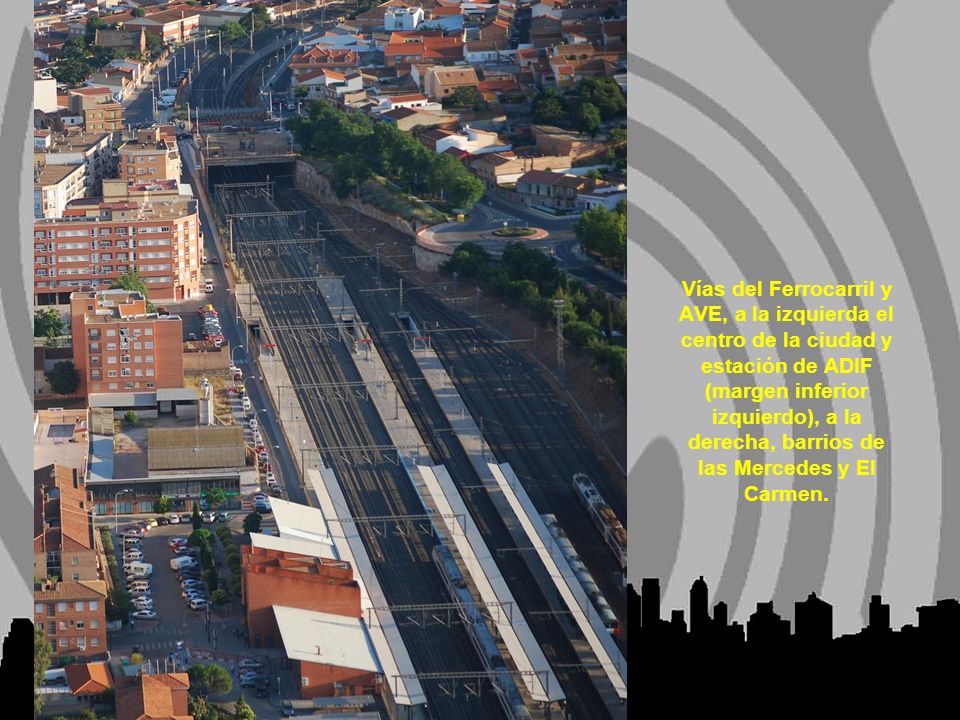 Vías del Ferrocarril y AVE, a la izquierda el centro de la ciudad y estación de ADIF (margen inferior izquierdo), a la derecha, barrios de las Mercedes y El Carmen.