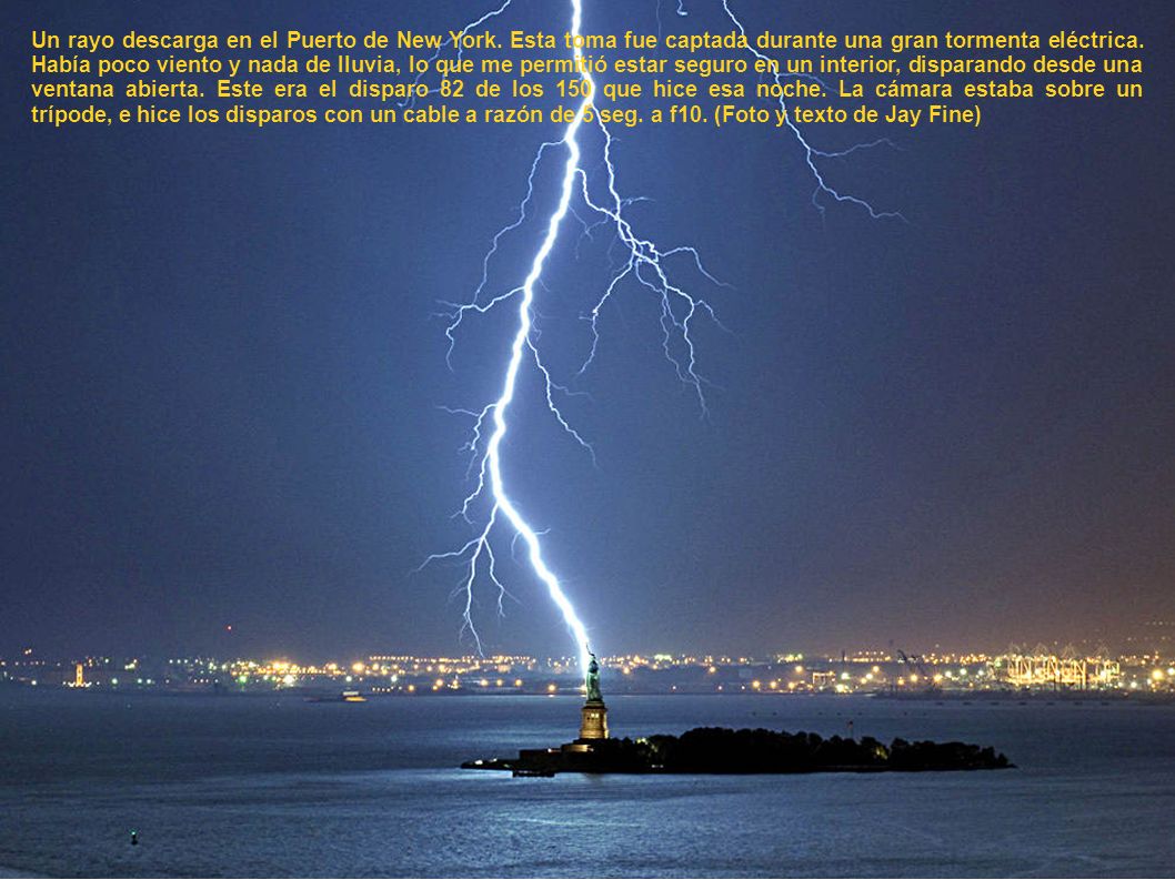 Un rayo descarga en el Puerto de New York