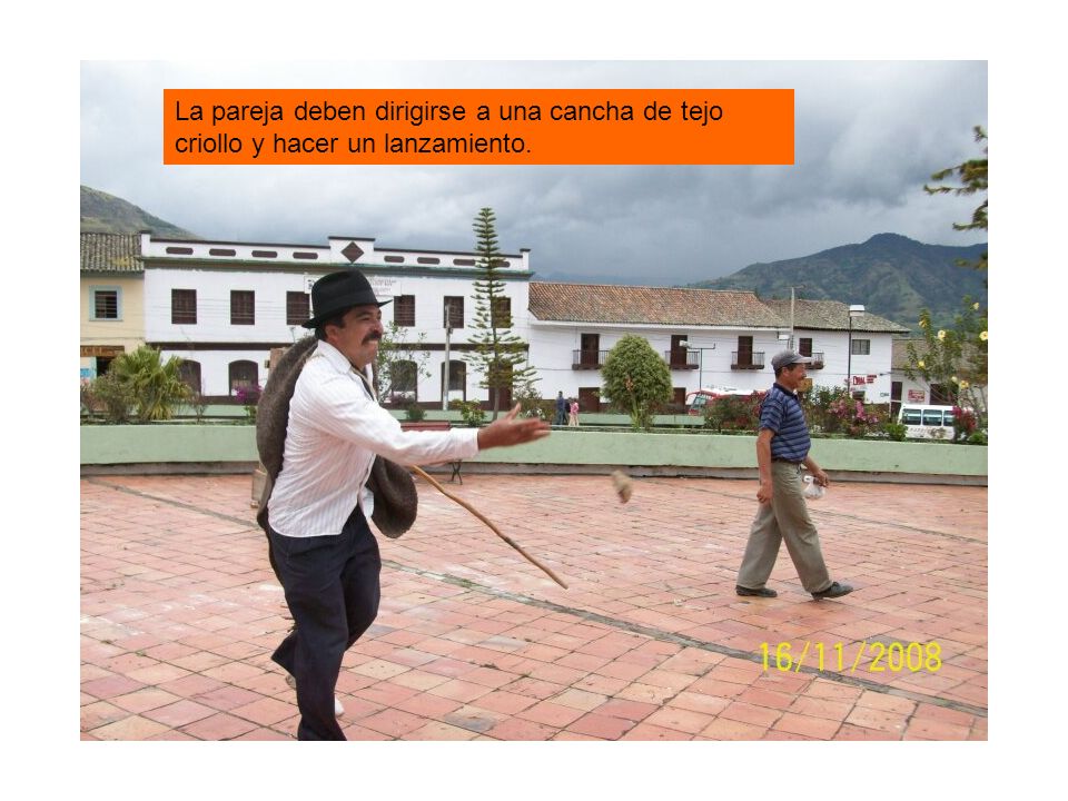 La pareja deben dirigirse a una cancha de tejo criollo y hacer un lanzamiento.