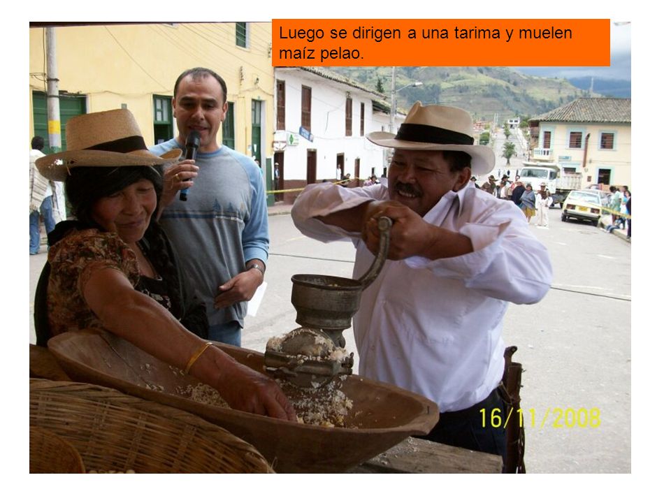 Luego se dirigen a una tarima y muelen maíz pelao.