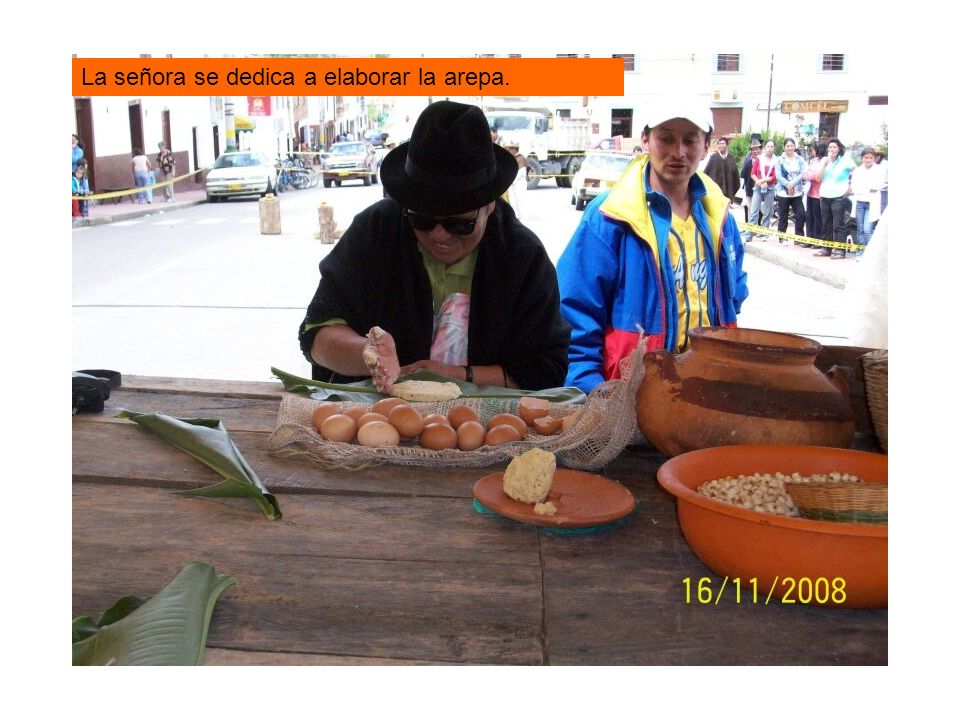 La señora se dedica a elaborar la arepa.