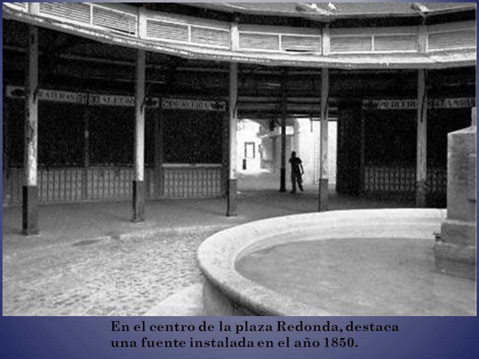 En el centro de la plaza Redonda, destaca una fuente instalada en el año 1850.
