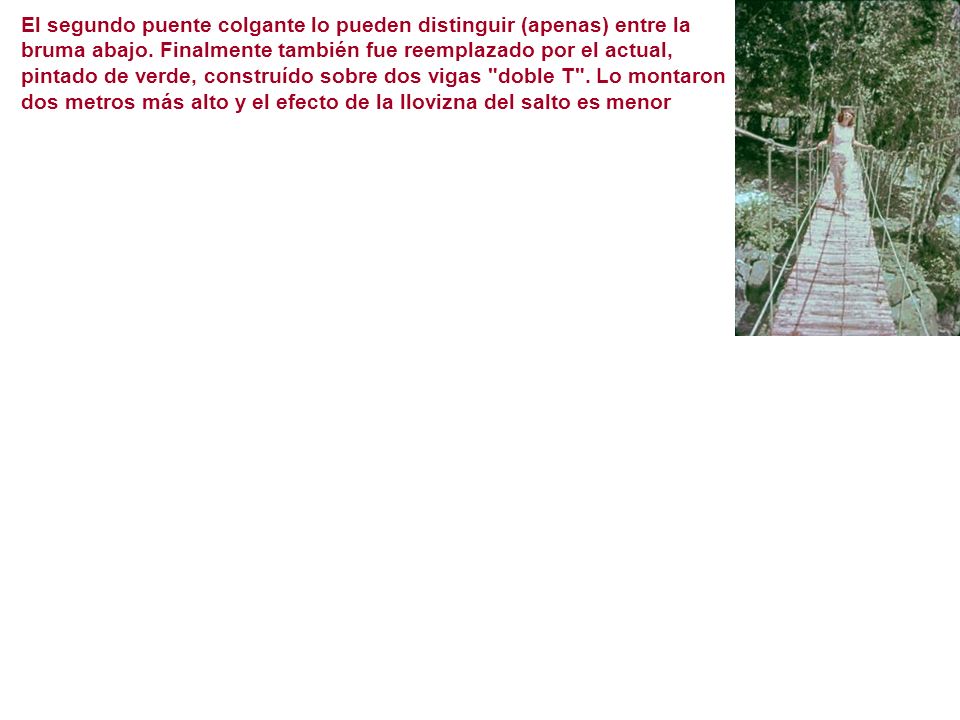 El segundo puente colgante lo pueden distinguir (apenas) entre la bruma abajo.