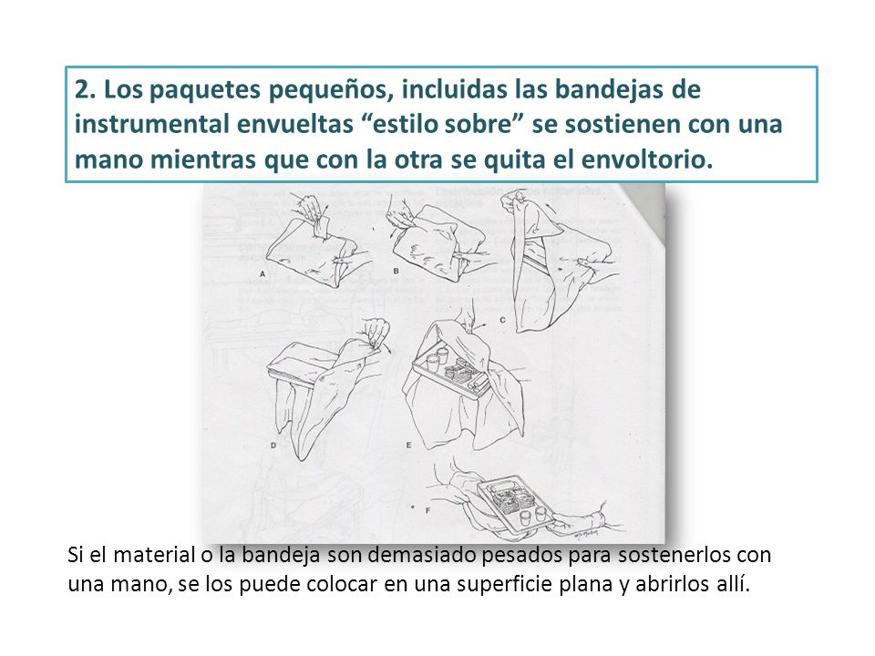 2. Los paquetes pequeños, incluidas las bandejas de instrumental envueltas estilo sobre se sostienen con una mano mientras que con la otra se quita el envoltorio.