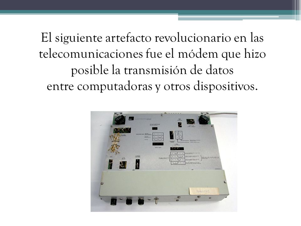 El siguiente artefacto revolucionario en las telecomunicaciones fue el módem que hizo posible la transmisión de datos entre computadoras y otros dispositivos.