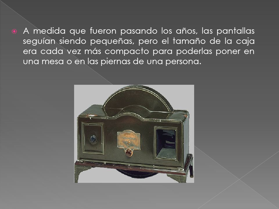 A medida que fueron pasando los años, las pantallas seguían siendo pequeñas, pero el tamaño de la caja era cada vez más compacto para poderlas poner en una mesa o en las piernas de una persona.