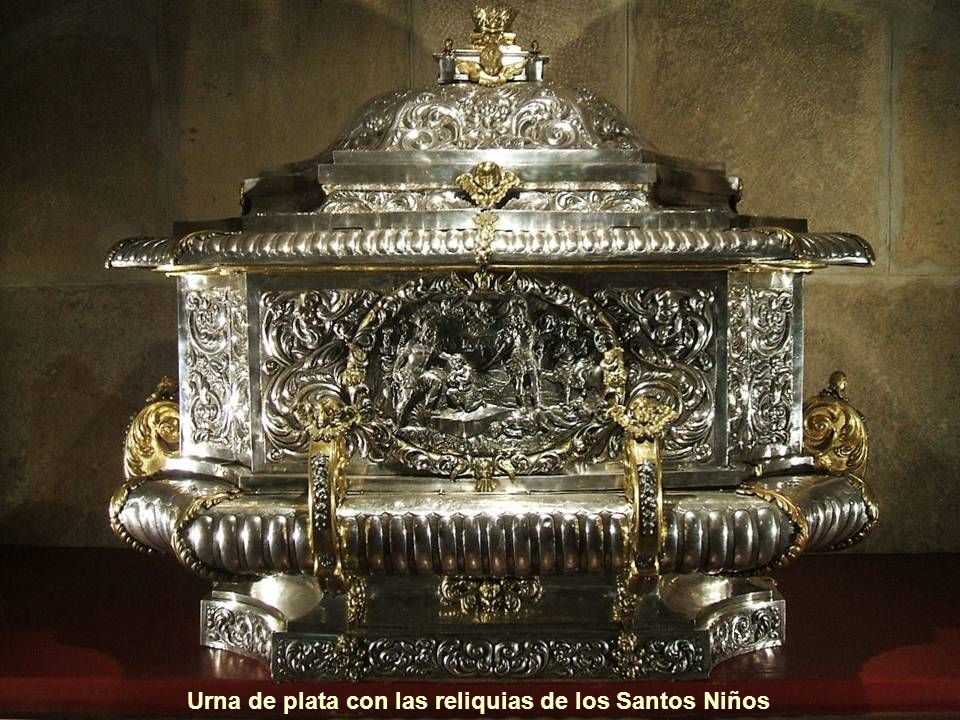 Urna de plata con las reliquias de los Santos Niños