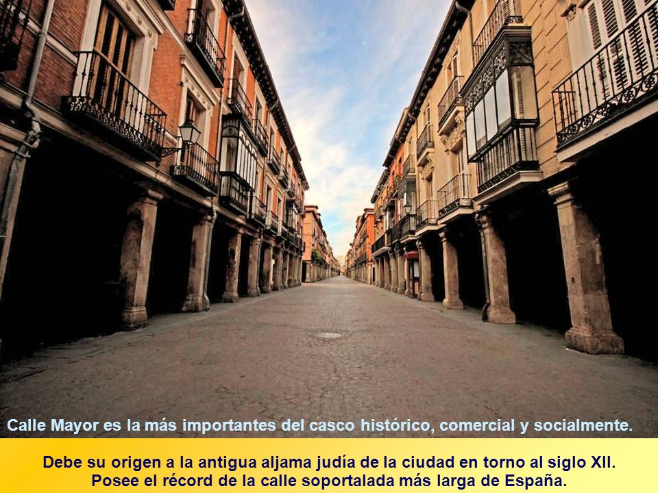 Posee el récord de la calle soportalada más larga de España.
