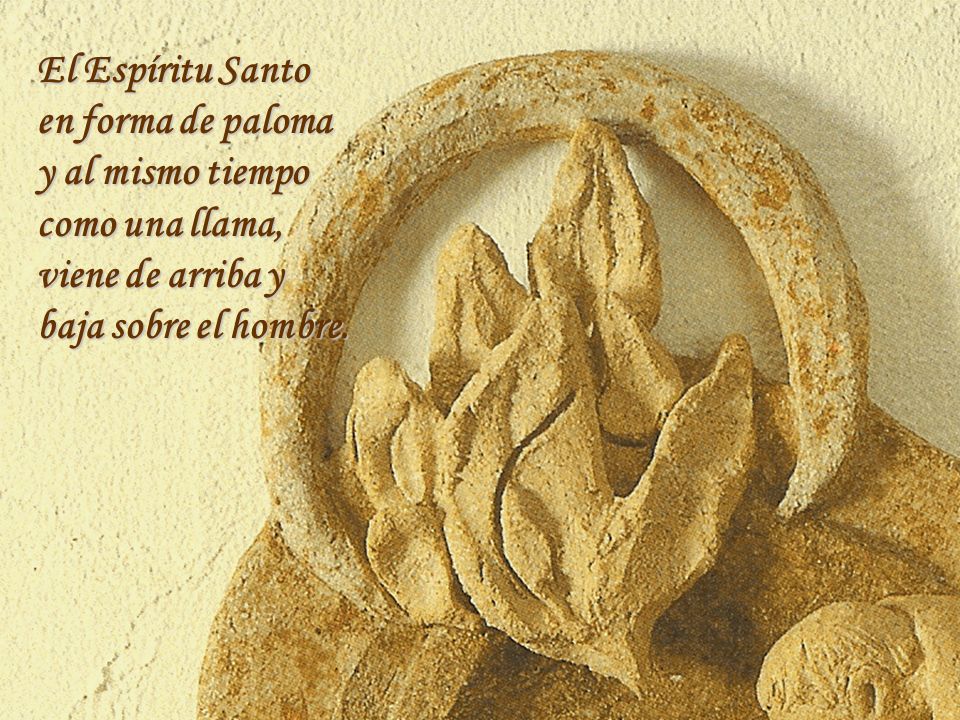El Espíritu Santo en forma de paloma. y al mismo tiempo.