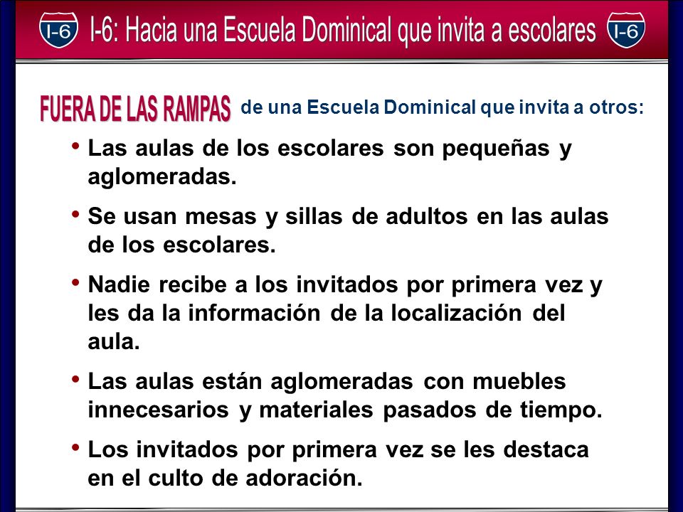 FUERA DE LAS RAMPAS de una Escuela Dominical que invita a otros: Las aulas de los escolares son pequeñas y aglomeradas.