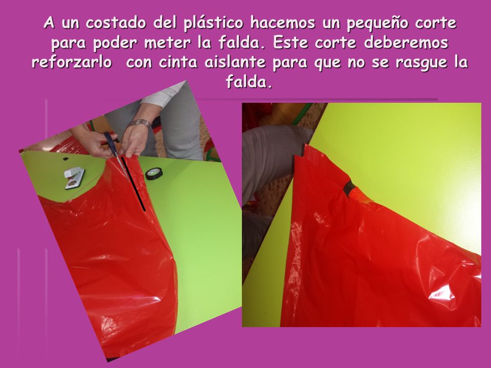 A un costado del plástico hacemos un pequeño corte para poder meter la falda.