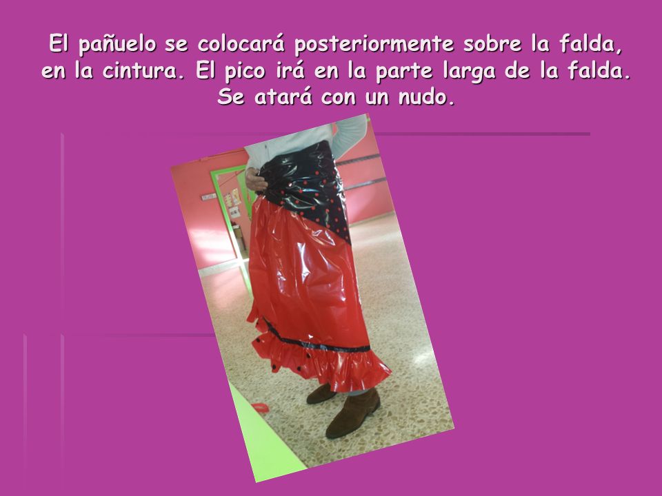 El pañuelo se colocará posteriormente sobre la falda, en la cintura