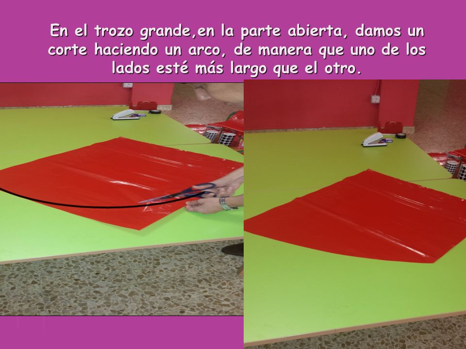 En el trozo grande,en la parte abierta, damos un corte haciendo un arco, de manera que uno de los lados esté más largo que el otro.