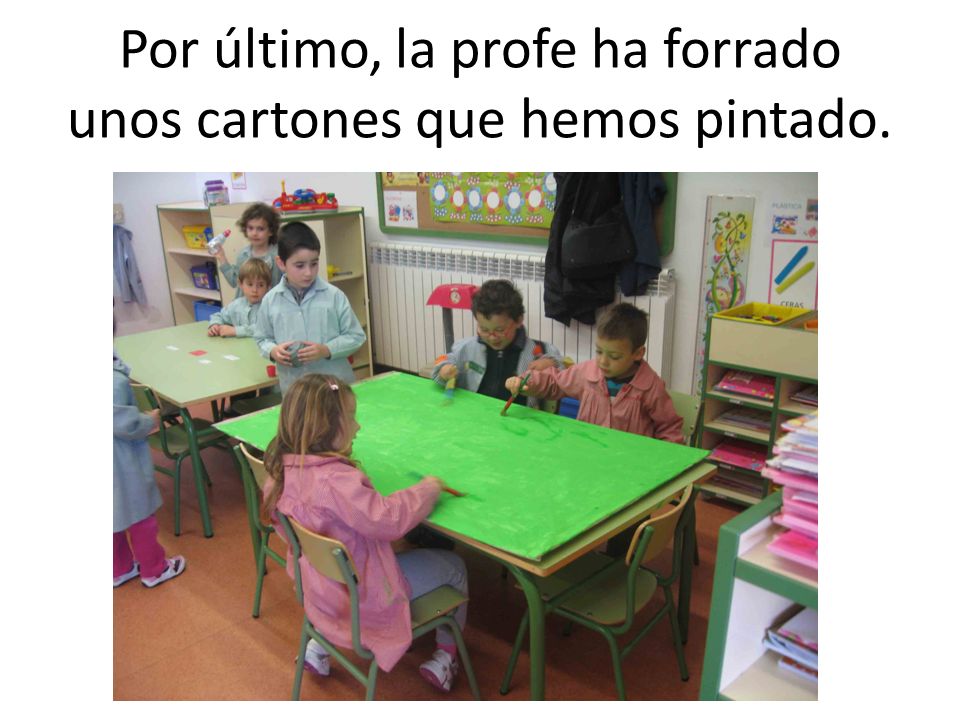 Por último, la profe ha forrado unos cartones que hemos pintado.