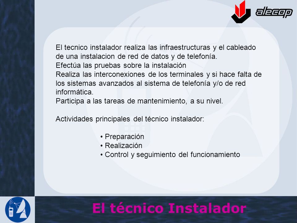 El tecnico instalador realiza las infraestructuras y el cableado de una instalacion de red de datos y de telefonía.